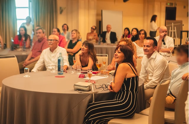 Asistentes al evento difuminados