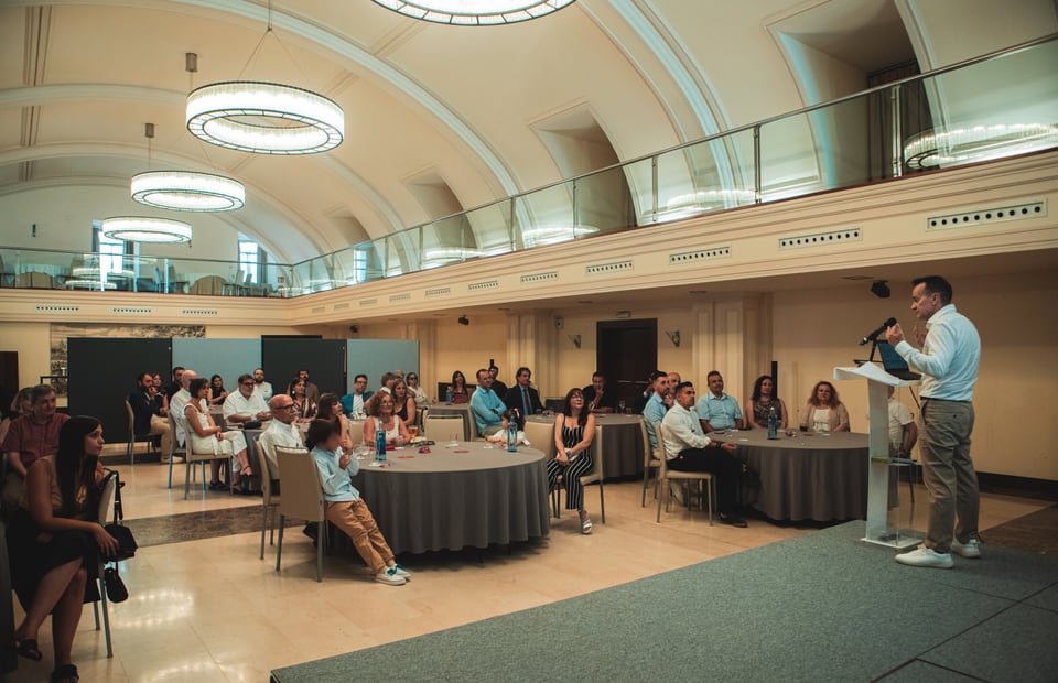 Sala del evento con asistentes difuminados