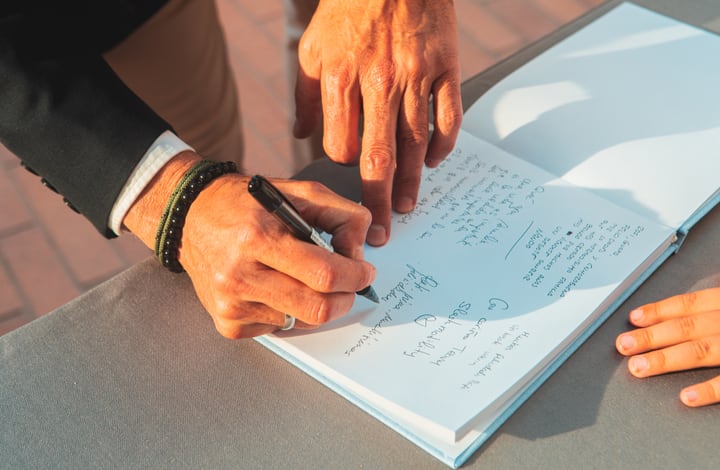 Firma durante el evento Fundación Rafi Ávila